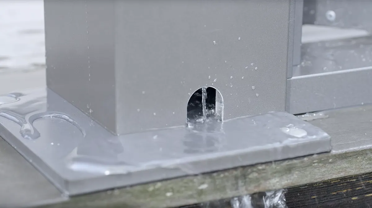 Regenwaterafvoer ge&iuml;ntegreerd via de poten van de pergola